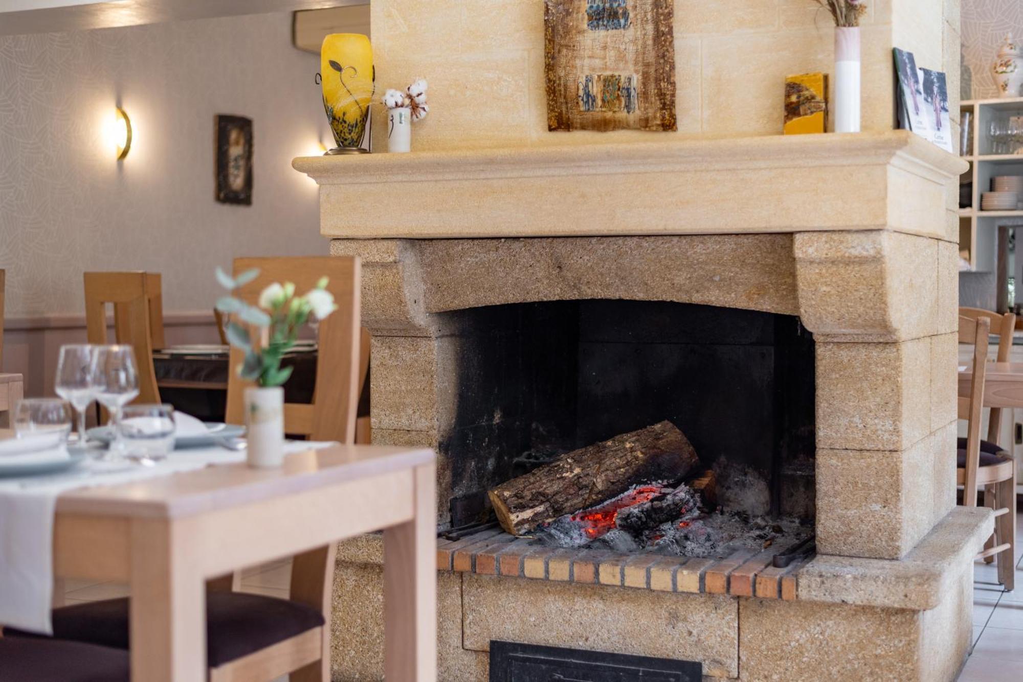 Hotel Restaurant Le Relays Du Chasteau - Logis Hotel Brousse-le-Chateau المظهر الخارجي الصورة