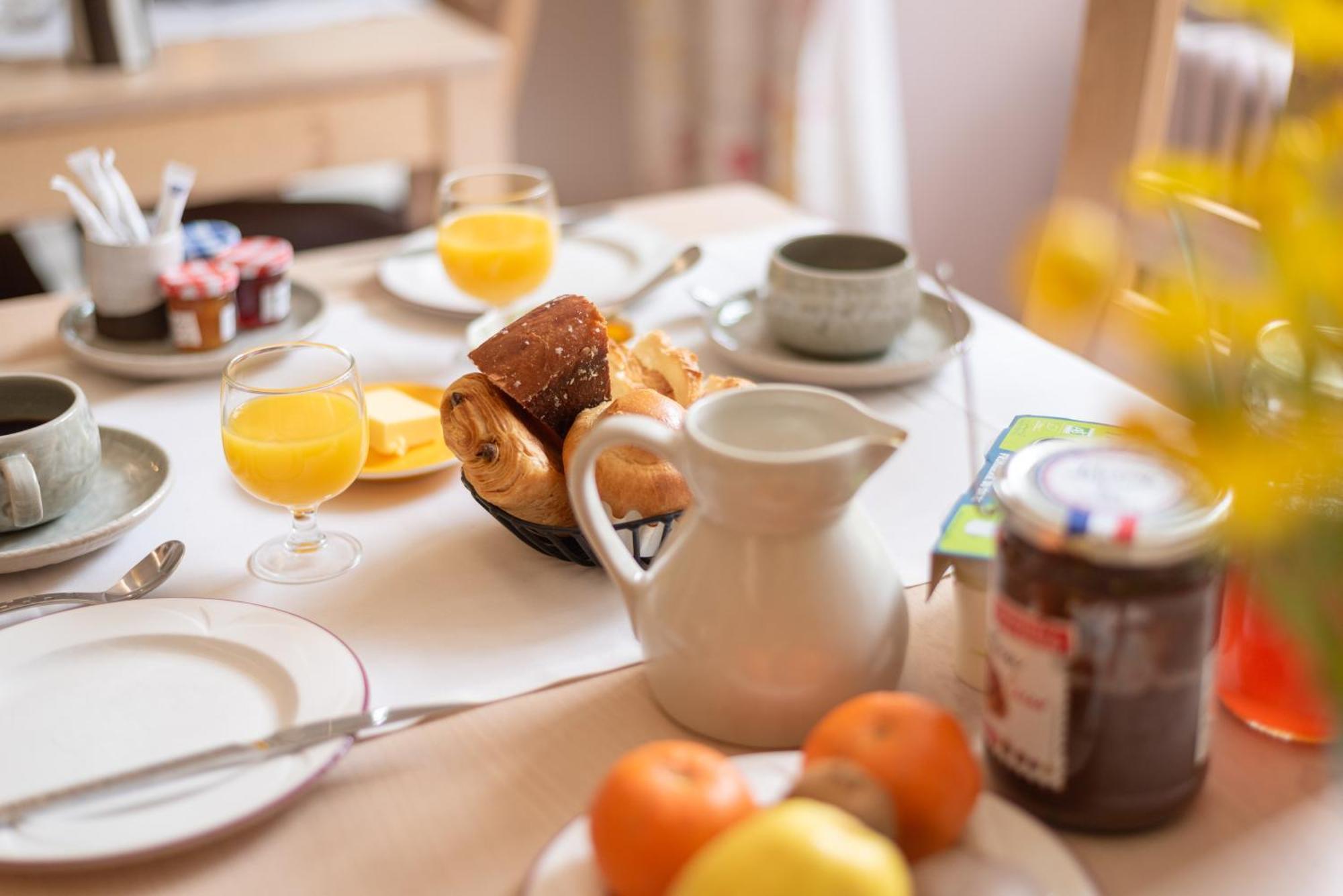 Hotel Restaurant Le Relays Du Chasteau - Logis Hotel Brousse-le-Chateau المظهر الخارجي الصورة