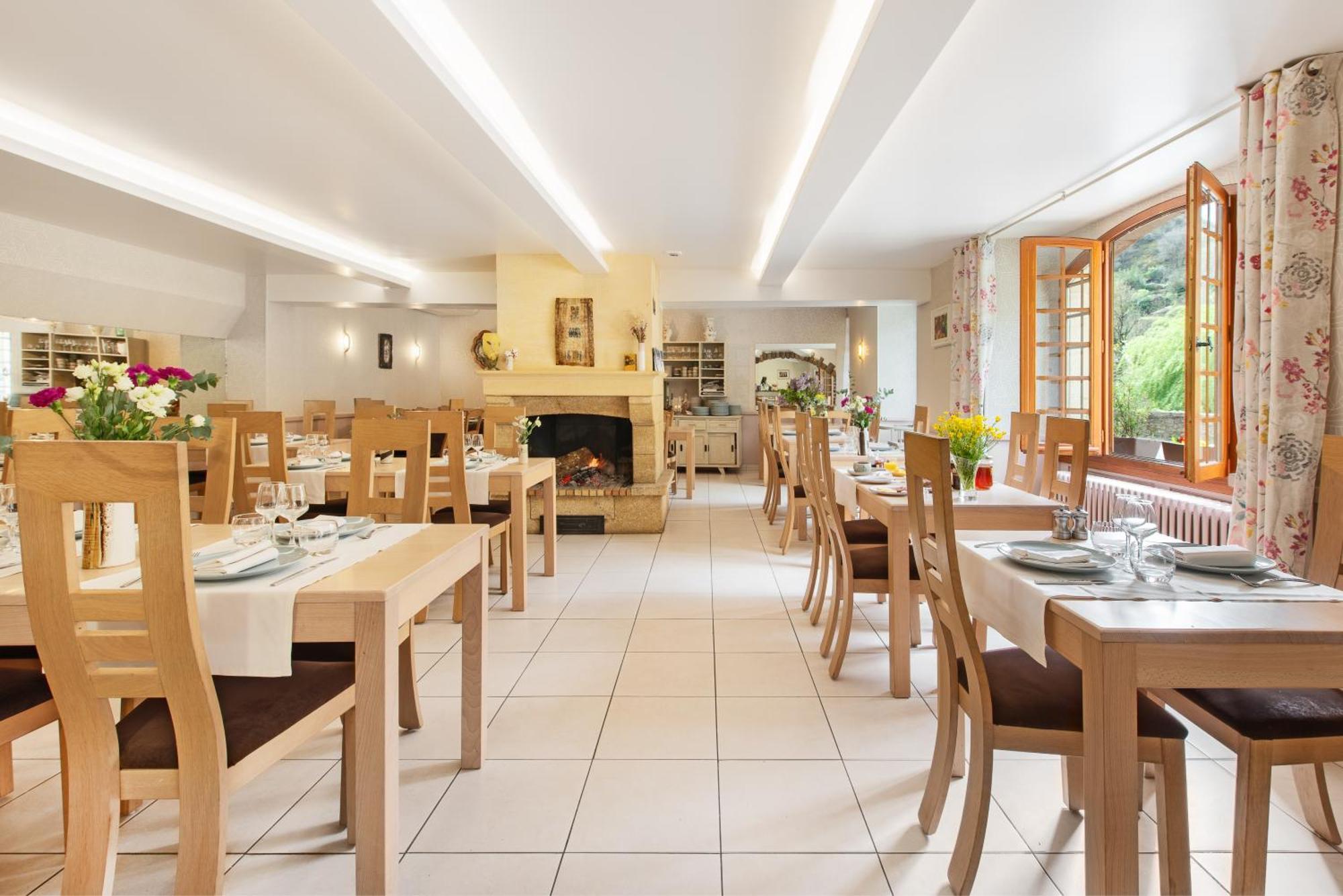 Hotel Restaurant Le Relays Du Chasteau - Logis Hotel Brousse-le-Chateau المظهر الخارجي الصورة