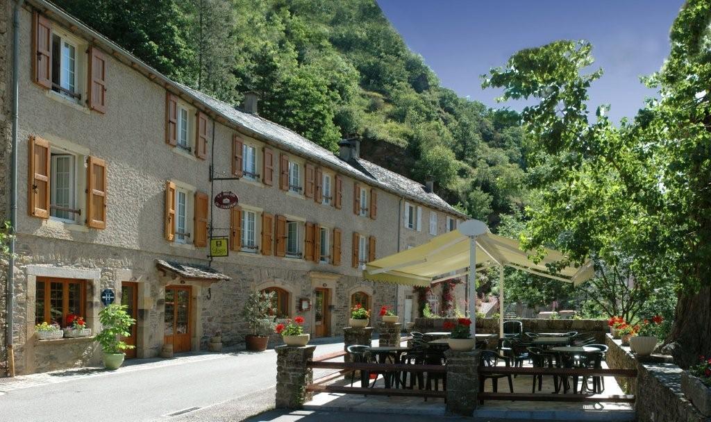 Hotel Restaurant Le Relays Du Chasteau - Logis Hotel Brousse-le-Chateau المظهر الخارجي الصورة